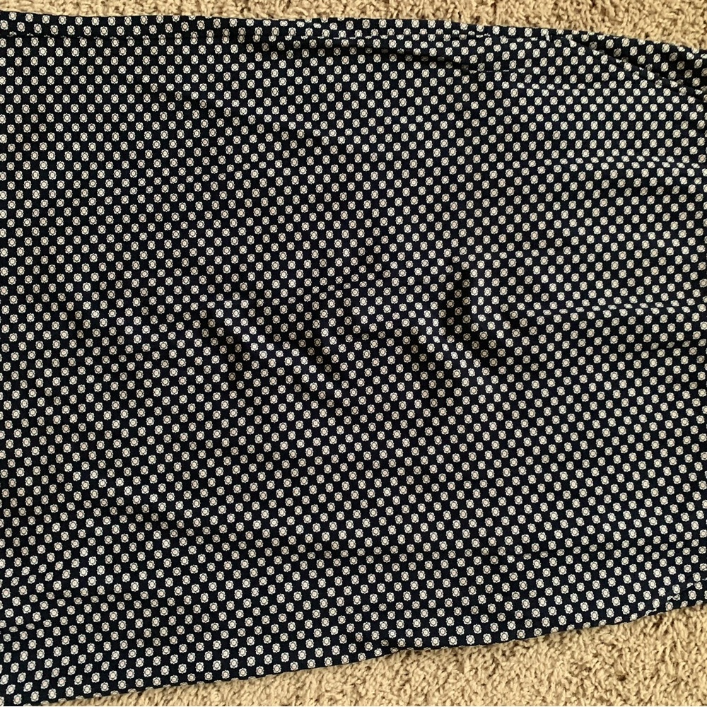 NWT Loft cotton pull-on navy pattern skirt with pockets. Size large.